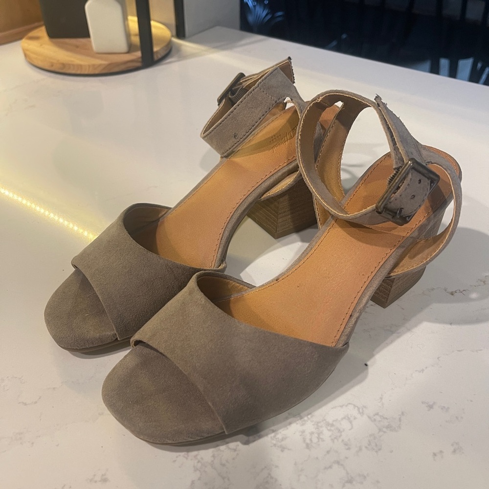 Universal Threads Block Heel Sandal size 7.5
